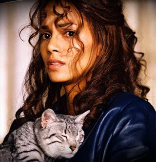 Halle Berry mit Katze im Arm